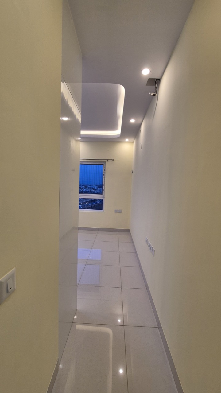 Curved ceiling lighting in apartment interior